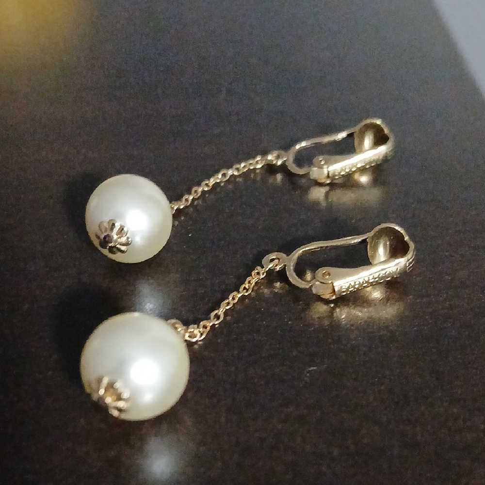 2/25👑Sarah Coventry Gold Pearl Drop Dangle Clip On Earrings - Picture 2 of 7